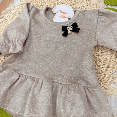 Vestido Manga Longa em Plush Foil com Lacinho e Brilhos - Marrom